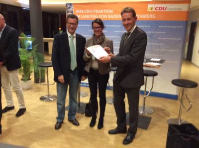 Regionalforum Sport der CDU-Landtagsfraktion 17.10.2014 - Fraktionsvorsitzender Dr. Thomas Kienle bei der Übergabe des Sportpapiers. Bild von Dr. Karin Graf