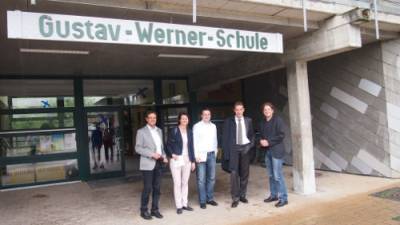 Besuch der Gustav-Werner-Schule am 15.05.2015 - V.li. Dr. Bertram Holz, Barbara Münch, Wolfgang Schmauder, Dr. Thomas Kienle, Schulleiter Boris Matuschek (Bild: Dr. Karin Graf)