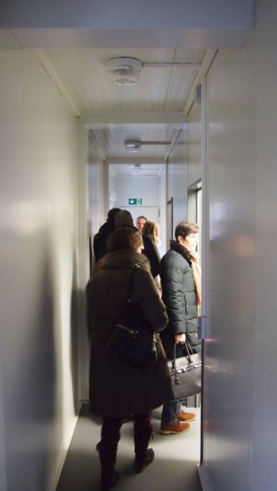 Besuch des Flüchtlingswohnheims Römerstraße am 18.02.2015 - Dr. Karin Graf (rechts) betrachtet ein Zimmer der Wohncontainer für Flüchtlinge.