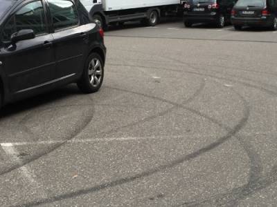 Fraktion vor Ort in der Zeitblomstraße am 04.04.2016 - Der Belag des Parkplatzes. Gut zu sehen sind die Reifenspuren, die durch durchdrehende Reifen und starkes Bremsen entstehen. (Bild: Dr. Karin Graf)