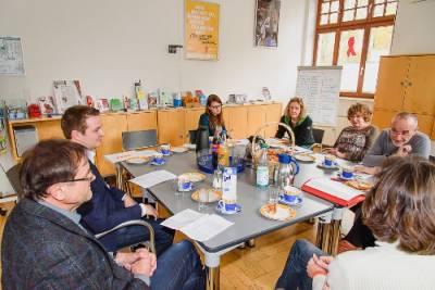 Besuch der AIDS- und Drogenhilfe mit Ronja Kemmer, MdB am 17.11.2016 - Die Vertreter der AIDS-Hilfe präsentieren ihre Arbeit. Zu sehen sind Dr. Bertram Holz (1.v.li), Wolfgang Schmauder (2.v.li.) und Ronja Kemmer, MdB (3.v.li). (Bild: Sabine Trucksäß)