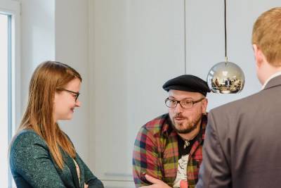 Besuch der AIDS- und Drogenhilfe mit Ronja Kemmer, MdB am 17.11.2016 - Ronja Kemmer, MdB (1.v.li) unterhält sich mit dem Mitarbeiter der Drogenhilfe. (Bild: Sabine Trucksäß)