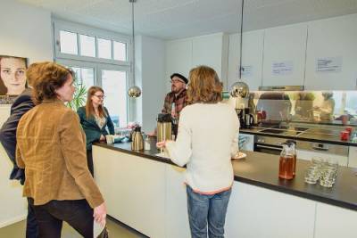 Besuch der AIDS- und Drogenhilfe mit Ronja Kemmer, MdB am 17.11.2016 - Die Drogenhilfe empfängt Ronja Kemmer, MdB (3.v.li) und die CDU-Fraktion. Zu sehen sind Barbara Münch (2.v.li) und Dr. Karin Graf (1.v.re). (Bild: Sabine Trucksäß)