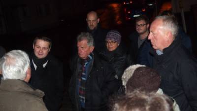 Fraktion vor Ort in Wiblingen am 18.11.2016 - Die Stadträte informieren sich bei den Bürgern über die Situation vor Ort. Zu sehen sind Wolfgang Schmauder (2.v.li) und Winfried Walter (1.v.re). (Bild: Dr. Karin Graf)